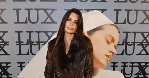 Ve stylu Emily Ratajkowski: Kožený trench coat budiž úlovkem podzimu