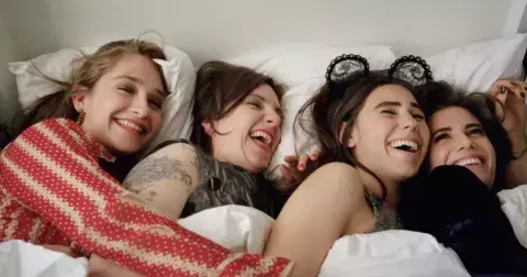 Vztahy: Jaké trendy ovládnou naše ložnice? Boy Sober, CUV zóna a další