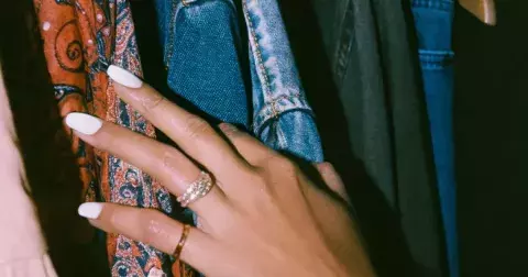 Svět šílí po trendech z nultých let. Vrací se přirozené rovné nehty