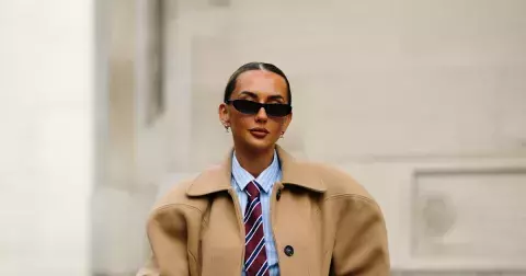 Podzimní hit: Dlouhé šortky nechybí v uniformě žádné office siren