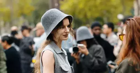 Ušanka, kočičí ouška i bekovky. 5 trendy čepicí, které ovládnou zimu