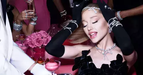 Ariana Grande zve na party snů: Sváteční sezóna bude opět plná třpytu