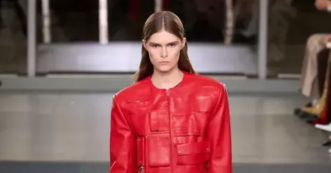 Nejkrásnější midi sukní je letos ta s volánem ze 70. let, jak ji nosit