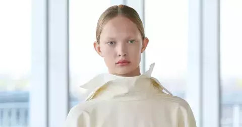 Obyčejná košile 5x stylově jinak: Otočená, rozepnutá nebo s kravatou