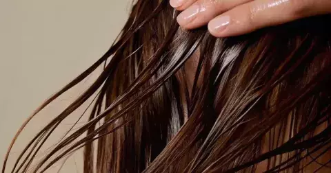 Mastné vlasy? Šampony a rituály, díky nimž vydrží čisté i tři dny