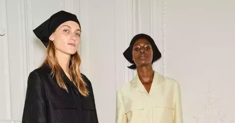 Nejvýraznějším doplňkem léta 2025 je černý šátek a překvapivý styling