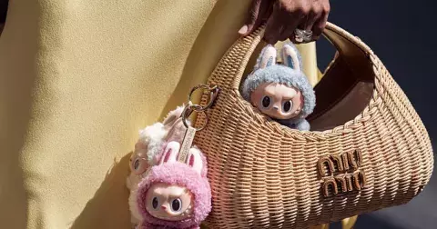 Labubu mánie 2025: Nevinná panenka generující miliardy – a tuny odpadu