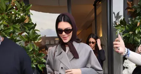 Tento elegantní triangl šátek patří do zimní výbavy každé stylové ženy