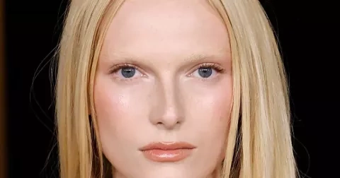 Šedá řasenka jako chytrý beauty hack, který dělá oči o číslo větší