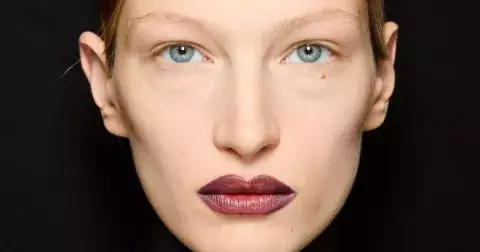 Od temně rudé po hnědou. 5 trendy rtěnek, ve kterých v zimě zazáříte