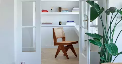 I minimalistický byt může být útulný a praktický. Dokazuje mladý pár