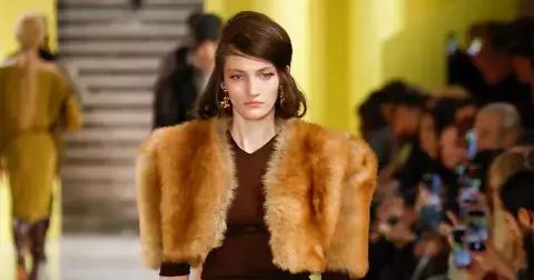 Hit zimy 2025: XXL kabátům odzvonilo! Na scénu přichází chlupaté vesty