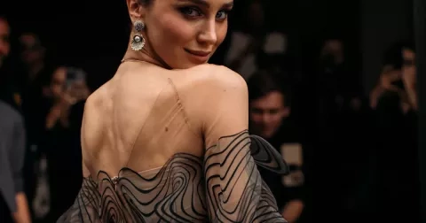 12 šatů jako šitých pro sváteční dny, které ve skříni viset nezůstanou