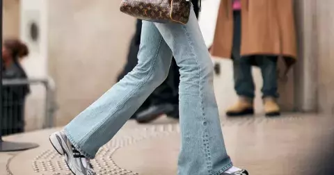 Nejžádanějšími džíny roku 2025 budiž zeštíhlující zvonáče