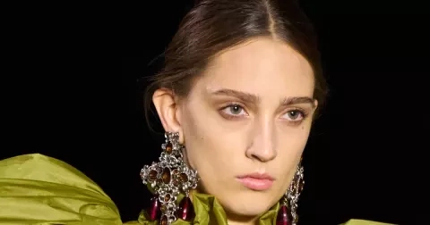 Pecky a perly stranou. Maximalistické šperky končí rok v plné parádě