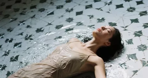 Co je dark showering? Wellness hit vám pomůže usnout a nic nestojí