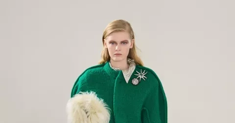 Co budeme nosit v roce 2026? Babiččiny brože i mega měkké pantofle