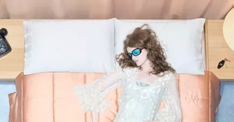 Obličej pod tlakem: Pozor, jak spíte, vám možná dělá zbytečně vrásky