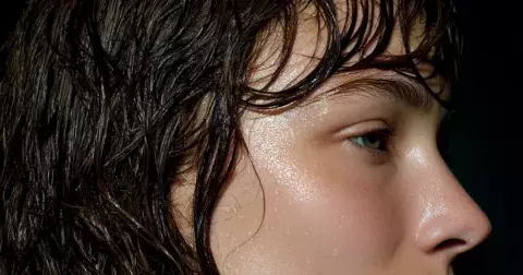 Novoroční bilancování: 5 příčin vypadávání vlasů, co vám asi unikají