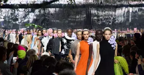 Pohádková haute couture přehlídka Dioru o ženách, které se nebojí snít