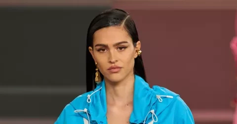 Trendy vlasy z Milána: Zabodoval karmín, ofiny na stranu a undone chic