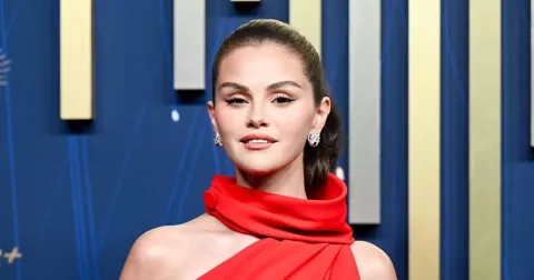 Selena Gomez svým svatebním účesem potvrdila návrat pěšinky na stranu