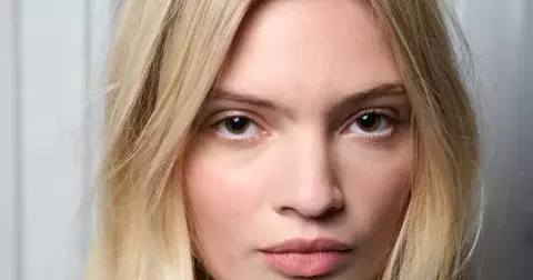 Péče o vlasy 2026: Vážně jde naučit vlasy, aby se méně mastily?