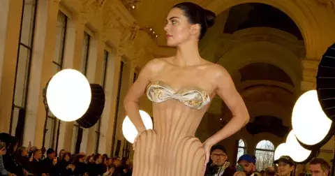 Haute Couture 2025: Schiaparelli ve znamení božského maximalismu