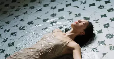 Co je dark showering? Wellness hit vám pomůže usnout a nic nestojí