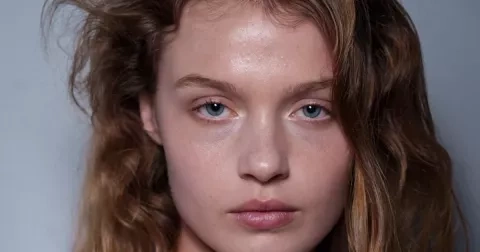 7 megatrendů roku 2026: Frizz vlasy, jednoduchý glam a rychlá skincare