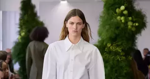 Ta jediná košile, kterou letos uvidíte naprosto všude, jak ji nosit