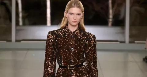 Překvapením sezóny je něžný zvířecí vzor na kabátech i trendy šálách