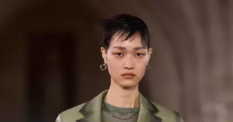 Dámy, zmačkané lemy a skvrny od plísně dobývají mola i naše šatníky