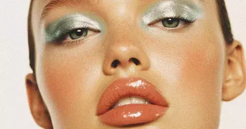 Blue make-up trend 2026: Jak nosit oční linku i stíny v chladivé modré