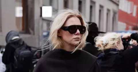 5 trendy černých outfitů, které vám usnadní oblékání v tomhle počasí