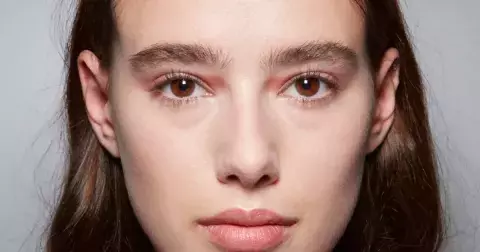 Microblading měl být spásou pro obočí. Proč ho dnes ženy litují?