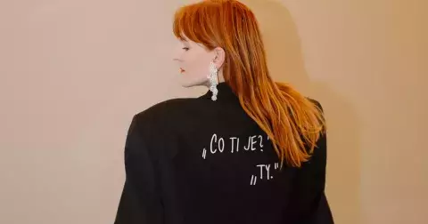 Mladí říkají ne. Martina Bechyňová jim dává hlas skrz slovní hříčky