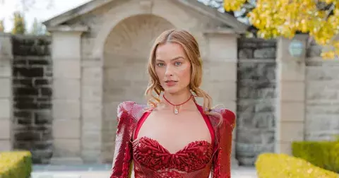 Účesy a make-up Margot Robbie z Bouřlivých výšin, co pobláznily svět