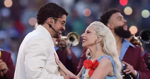 Comebacky, románky a politický Superbowl, které zaplavily naše zprávy