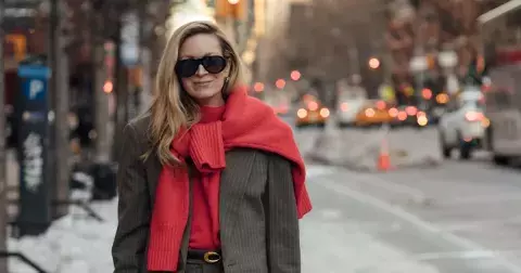 Top trik stylistů: Šátky, košile i svetry, jak oživit outfit vázáním?