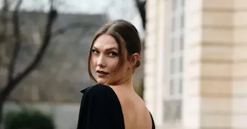 Něžné vlny, měděné ofiny a linky: Beauty trendy roku podle Pařížanek