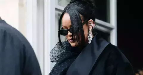 5 trendy černých outfitů, které vám usnadní oblékání v tomhle počasí