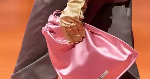 Nejfotogeničtější kabelka sezony? Saténové měšce jako jarní must-have