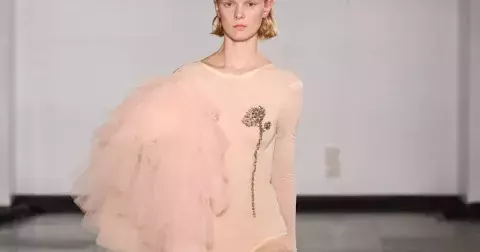 Pudrově růžová: 18 módních kousků v té nejelegantnější barvě roku 2025