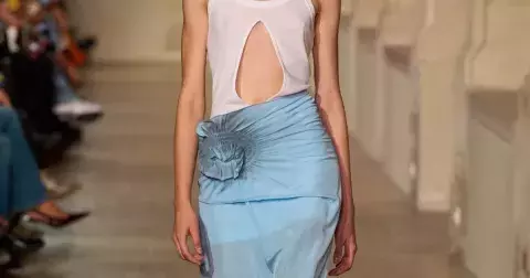 Barva sezony je tady. Capri blue dodá vašemu šatníku klidné sebevědomí