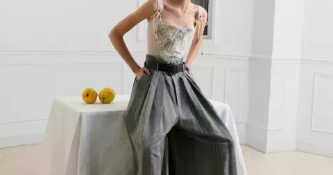 Kalhoty, které zachrání každý outfit: Plisovaný střih vynesete už nyní