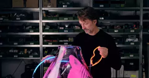 Anselm Reyle x Bomma: Od neonových fragmentů k ikonickému svítidlu Tim