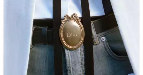 Loga opět bodují: Opasky s logem přes šaty i sukně opticky zeštíhlují