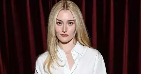 Bílá košile znovu v kurzu. Noste ji s tmavými džíny nebo úzkou sukní