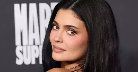 Pšeničná blond, inkoustová čerň: Nejžádanější barvy vlasů roku 2026